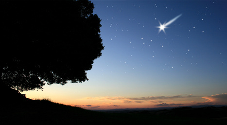 Sternenhimmel in der Abenddämmerung mit Sternschnuppe